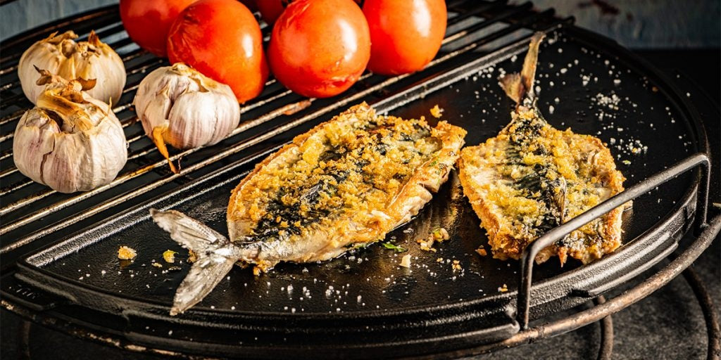 Big Green Egg halbrunde Grillplatte aus Gusseisen für XLarge – Original Herstelleraufnahme 3 von 3, Artikel 122995