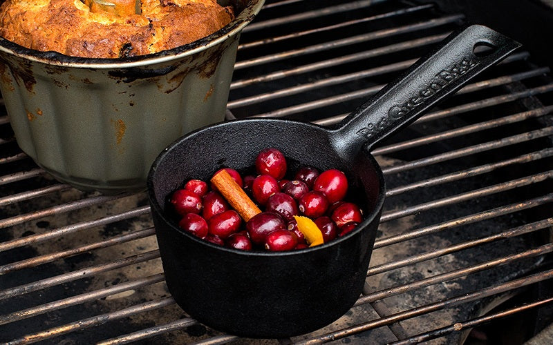 Big Green Egg Soßentopf aus Gusseisen mit Streichpinsel – Original Herstelleraufnahme 6 von 6, Artikel 127822