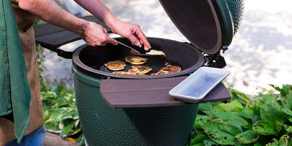 Big Green Egg Grillplatte aus Gusseisen – 35 cm – Original Herstelleraufnahme 3 von 3, Artikel 127860