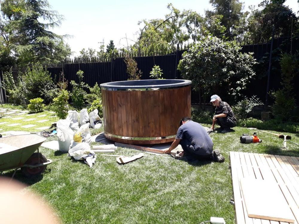Deluxe Hot Tub mit rundem Außenofen