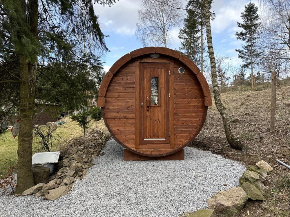 Saunafass 3,5 m/Ø 2,27 m mit Umkleideraum – Thermoholz