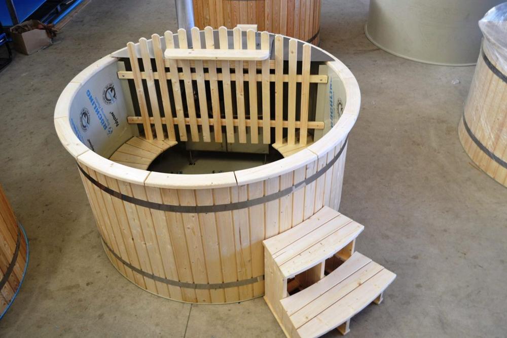 Quadratischer Hot Tub mit Außenofen