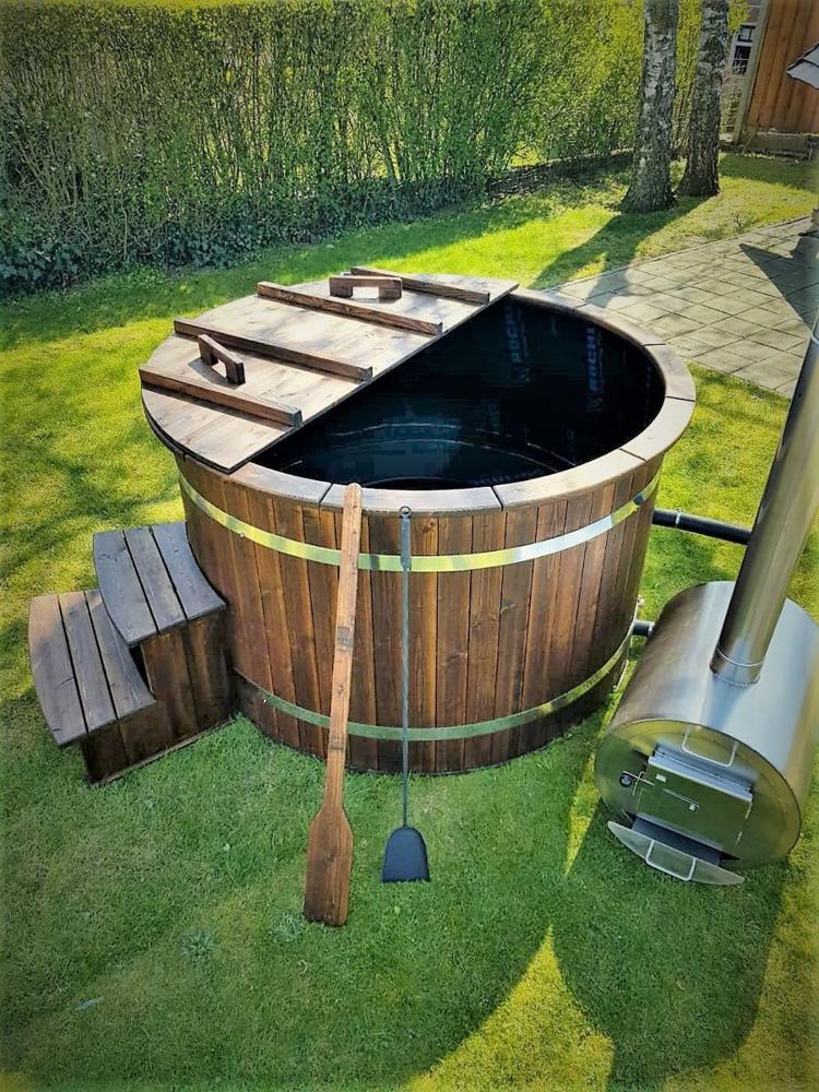 Quadratischer Hot Tub mit Außenofen