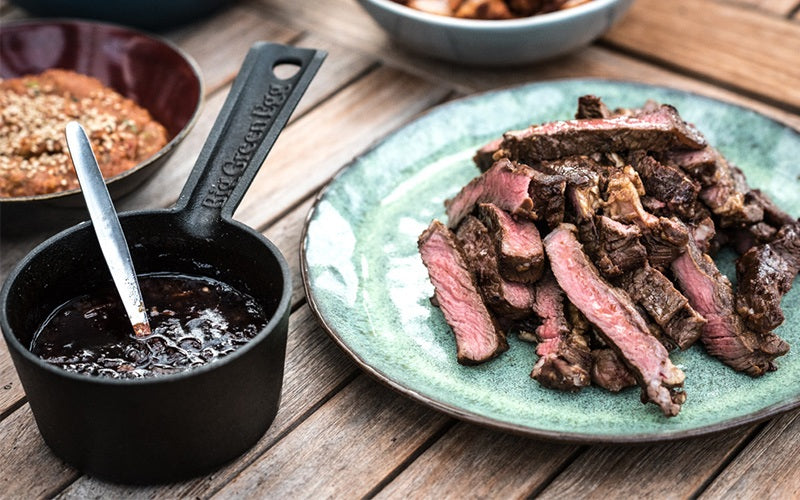 Big Green Egg Soßentopf aus Gusseisen mit Streichpinsel – Original Herstelleraufnahme 5 von 6, Artikel 127822