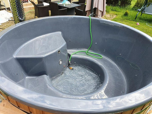 Wellness Hot Tub mit rundem Außenofen