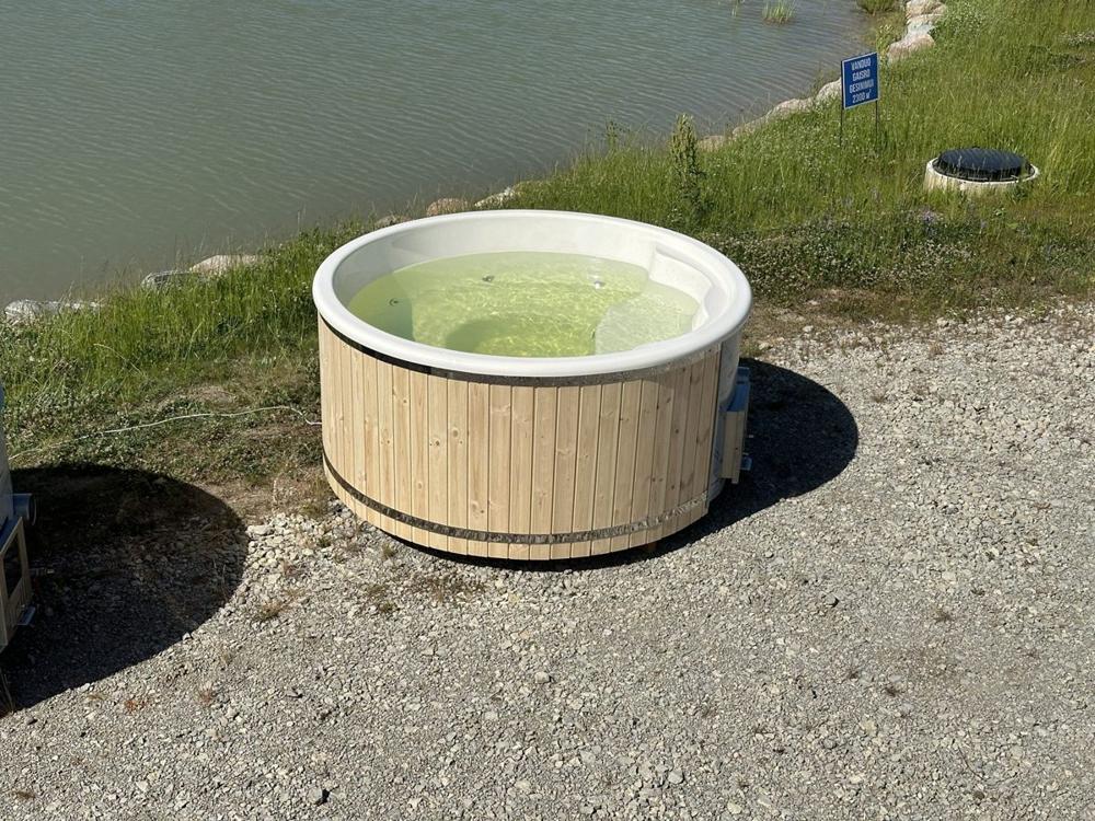 Wellness Hot Tub mit integriertem Ofen