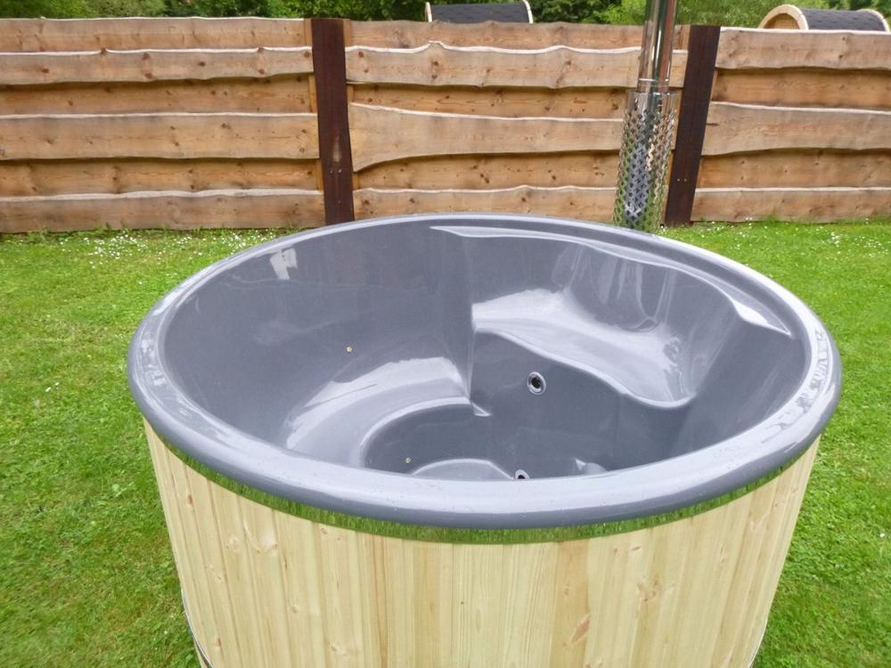 Wellness Hot Tub mit rundem Außenofen