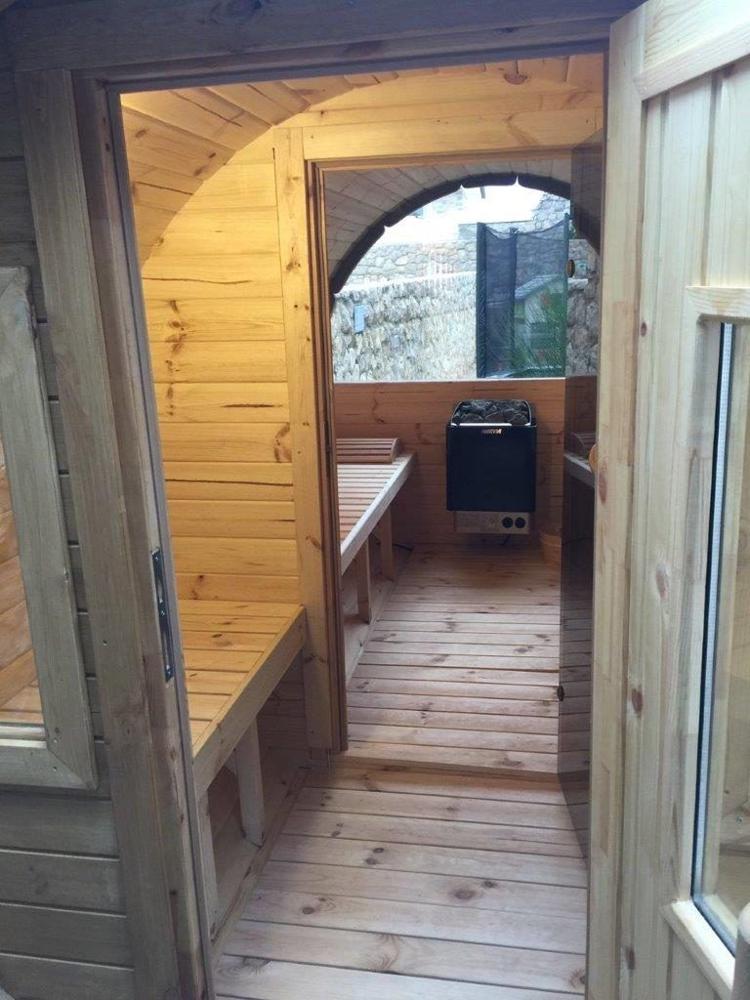 Saunafass 4,8 m/Ø 2,27 m mit Umkleideraum – Thermoholz