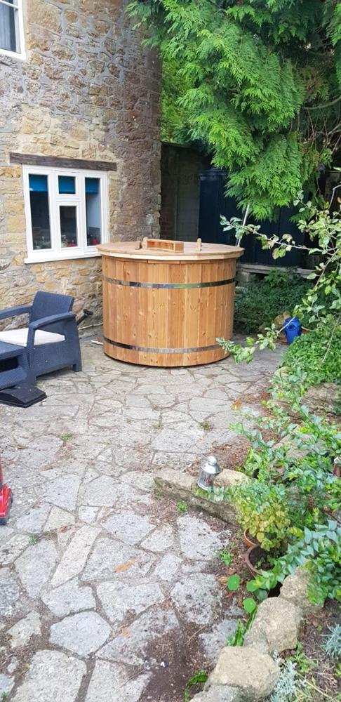 Hot Tub Ø 1,5 m Thermoholz mit Innenofen