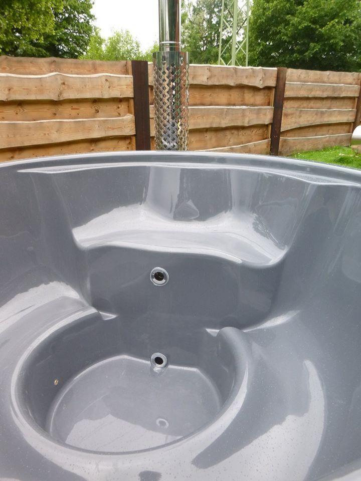 Wellness Hot Tub mit rundem Außenofen