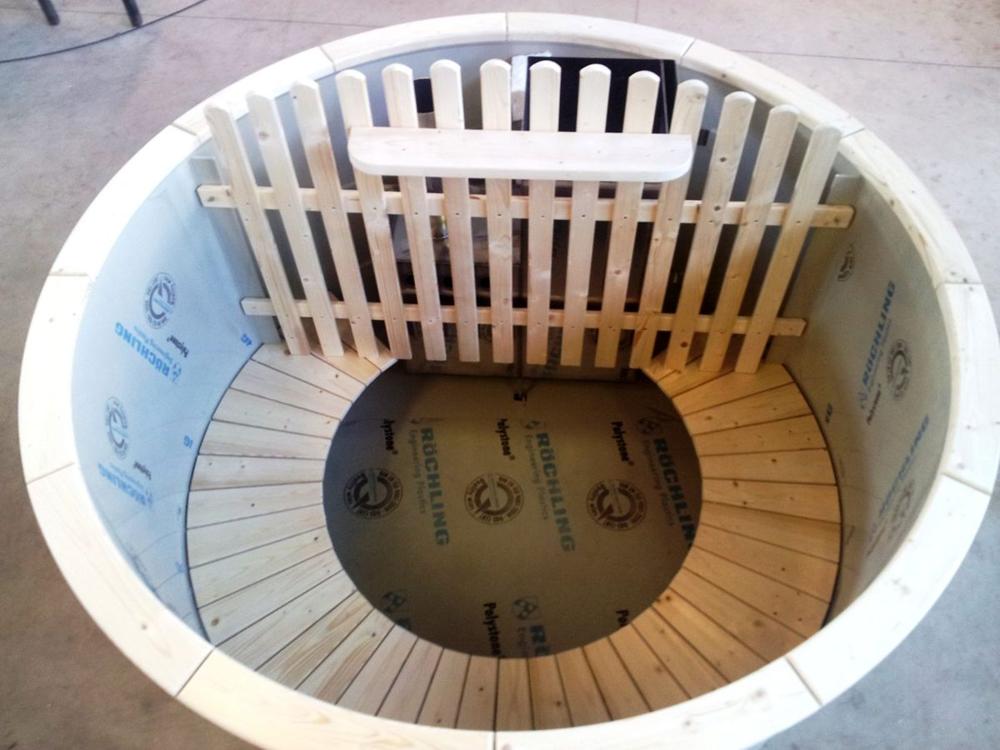 Quadratischer Hot Tub mit Außenofen